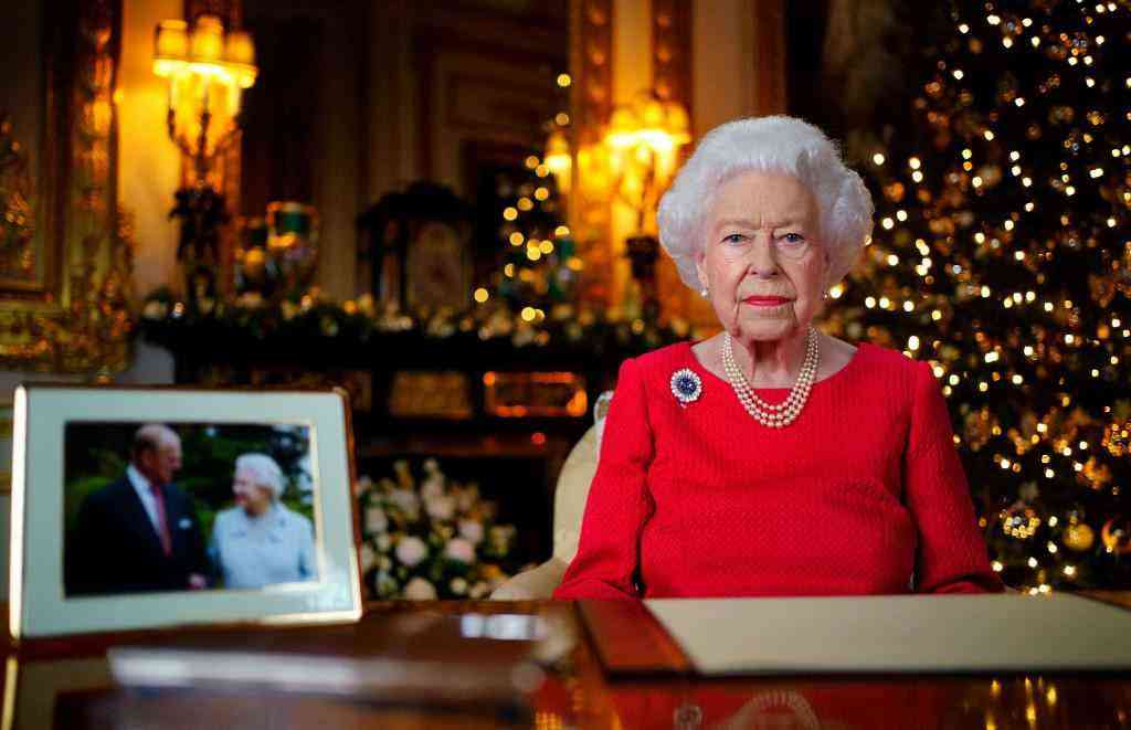  Elizabeth II presta homenagem emocionante ao falecido marido em mensagem de Natal 