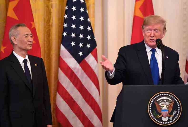 O presidente Donald Trump e o vice-primeiro-ministro chins, Liu He, assinaram a primeira parte do acordo comercial entre os dois pases(foto: Saul Loeb/AFP)