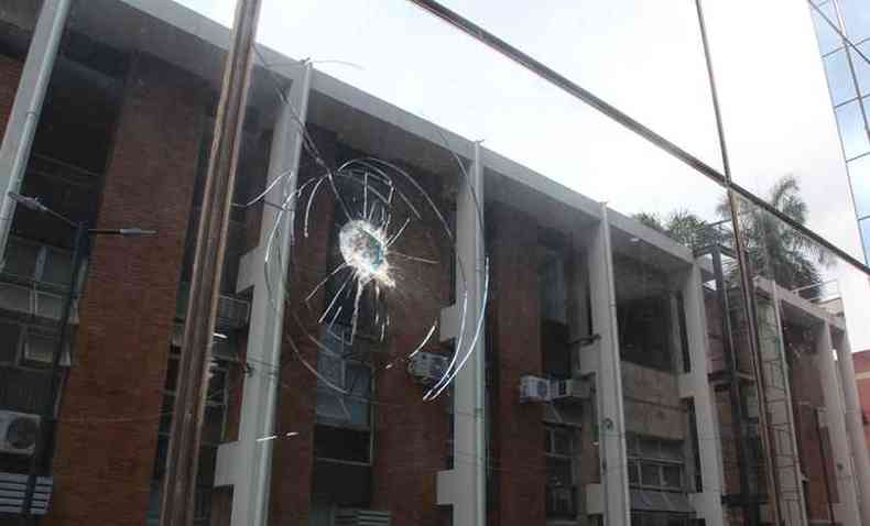 A grande vidraa que envolve o novo prdio da Prefeitura de Coronel Fabriciano teve 4 vidros quebrados pelo homem