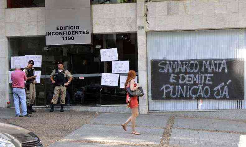 Aps manifestao, estudantes da Ufop e UFMG entraram em unidade da Samarco, em Belo Horizonte(foto: Juarez Rodrigues/EM/D.A Press)