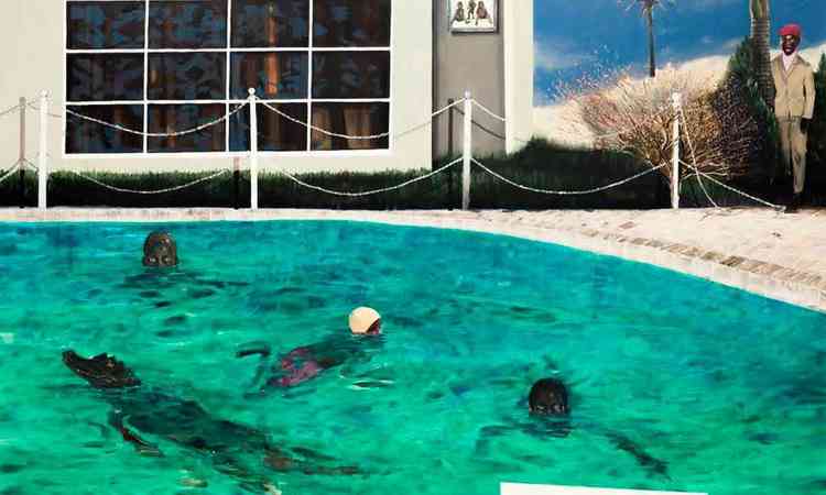 Quadro de Antonio Ob mostra meninos nadando em piscina, onde tambm nada um jacar
