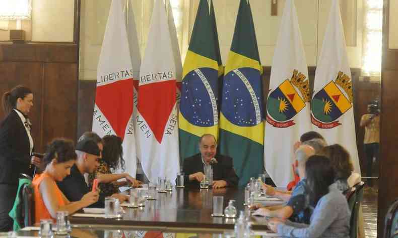 Comitiva com artistas, ambientalistas e parlamentares reunida com prefeito de Belo Horizonte