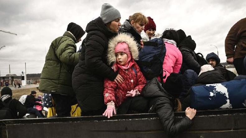Uma criana observa enquanto os moradores evacuam a cidade de Irpin, a noroeste de Kiev, 5 de maro de 2022