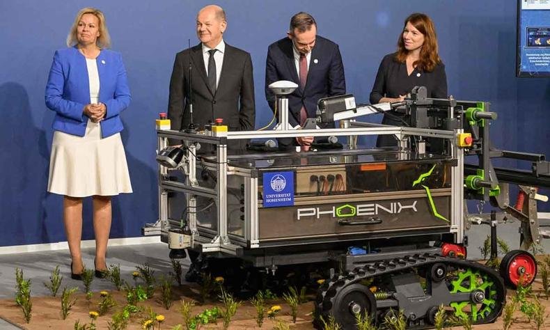 Rob� de campo com IA para agricultura sustent�vel em exposi��o no Digital Summit, em Berlim, na Alemanha 