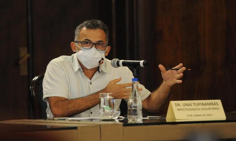 Infectologista e professor da UFMG, Una Tupinambs, durante coletiva na PBH