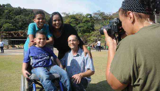 Samuel Martins, de 6 anos, nasceu com paralisia cerebral e depende de uma cadeira de rodas e dos cuidados do pai, Naldo, da me Gleiciene e o irmo, Alexandre Ferreira (foto: Beto Novaes/EM/D.A Press)