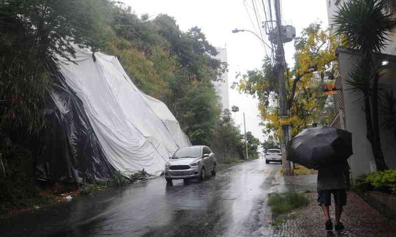 Lona no bairro Luxemburgo no Centro-Sul que segura barranco