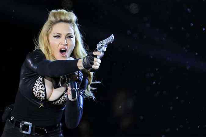 Madonna empunha arma falsa durante coreografia, atual turn j provocou diversas polmicas (foto: REUTERS/Yves Herman )
