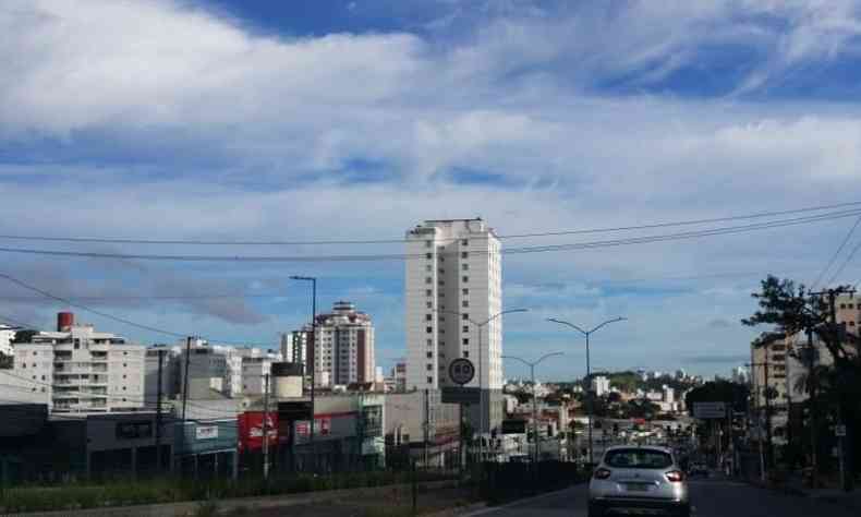 Cu parcialmente nublado em Belo Horizonte nesta tera-feira (02/03). Temperatura deve ficar entre 12C e 34C, com possibilidade de chuvas em poucas regies de Minas Gerais. Umidade do ar  favorvel em todo o estado(foto: Edsio Costa/EM/D.A Press)