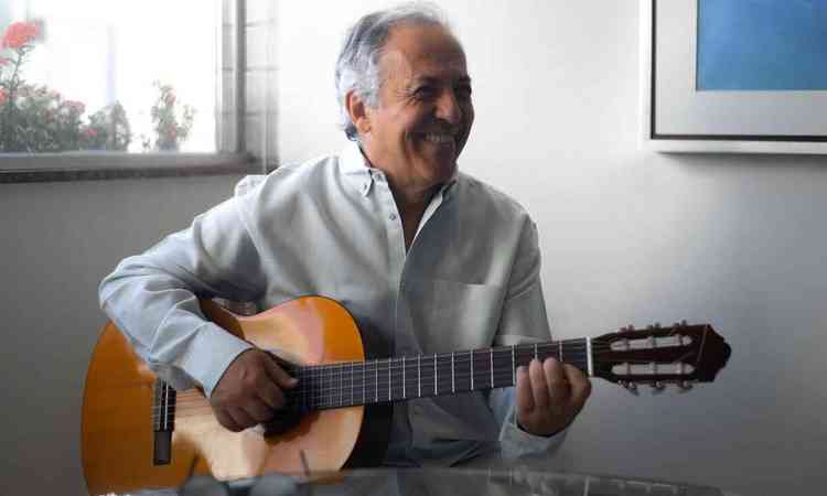 Antonio Gomes Neto toca violo e sorri