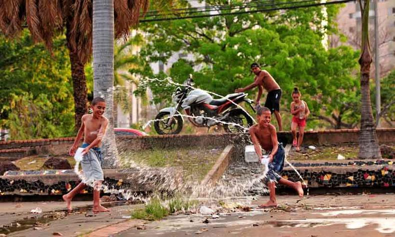 Dois momentos no mesmo dia: crianas tentam se refrescar enquanto brincam(foto: Tlio Santos/EM/D.A Press)