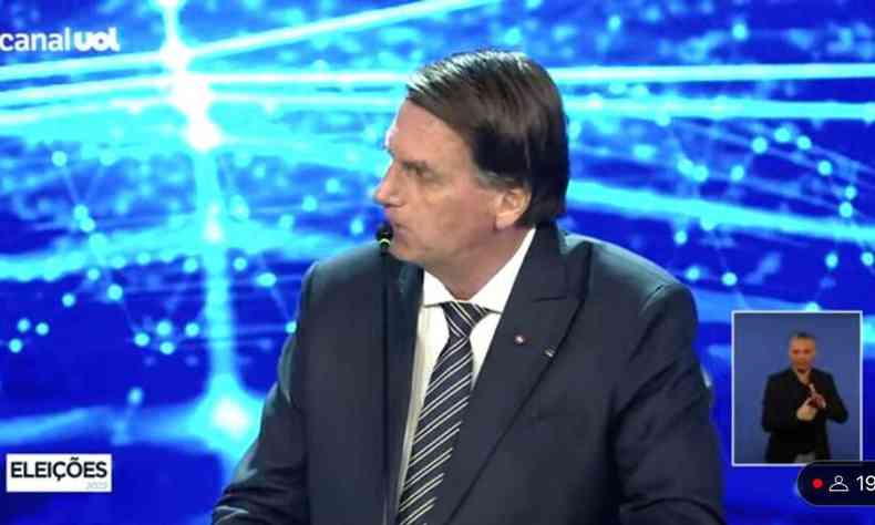 Bolsonaro olha para Lula em debate da TV Band