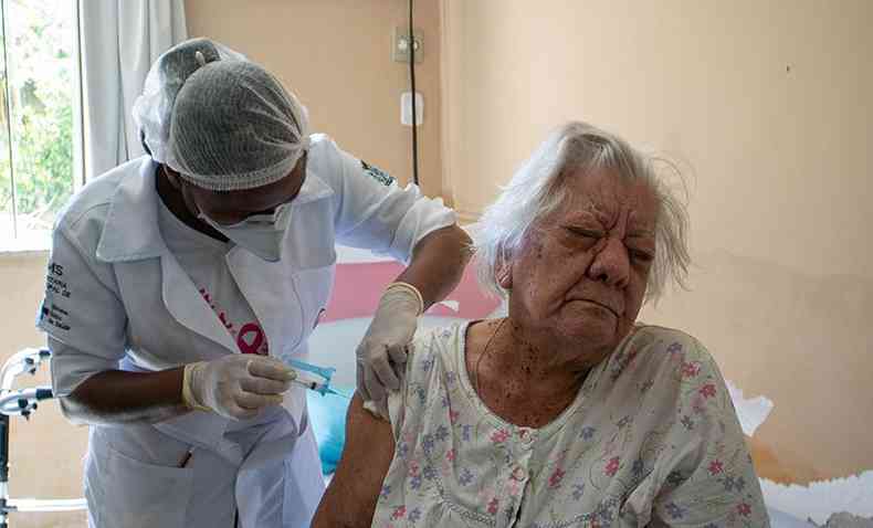Os idosos de Governador Valadares, com idade acima de 90 anos, j podem receber a terceira dose