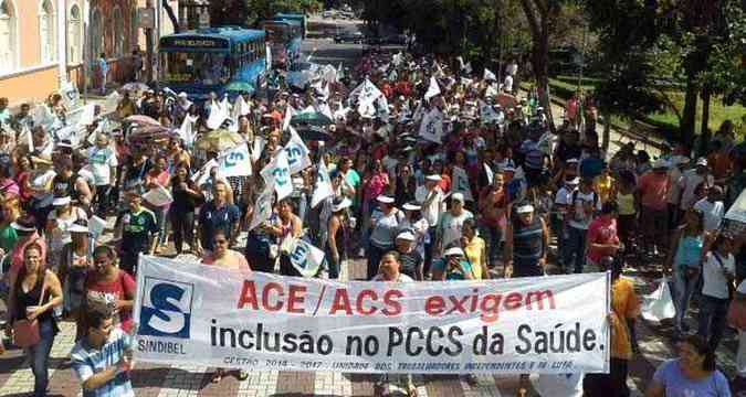 Agentes fizeram passeatas por ruas e avenidas de Belo Horizonte nesta segunda-feira(foto: Sindibel/Divulgao)