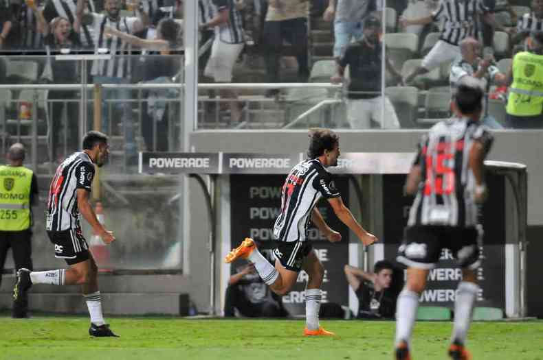Heri da partida, meio-campista Igor Gomes comemora um dos gols que marcou na vitria por 2 a 0 sobre o Alianza Lima