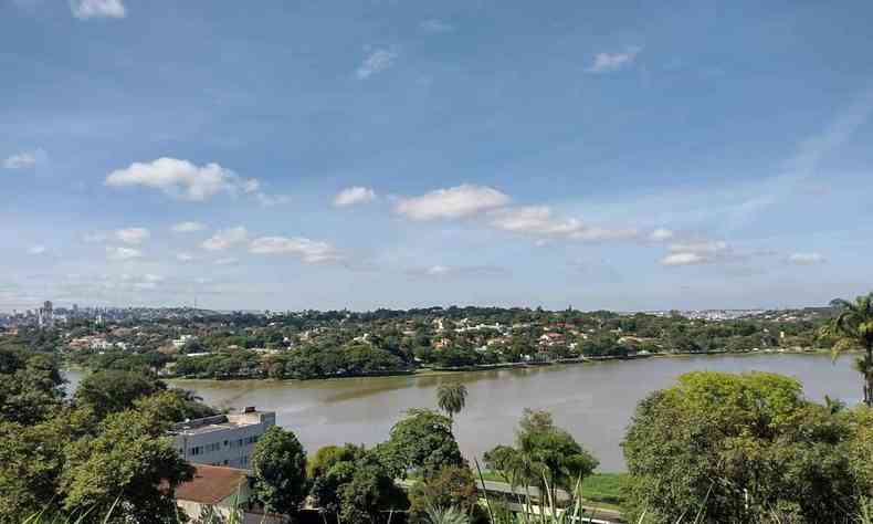 Vista da Região da Lagoa da Pampulha na capital com céu claro e pouca nuvens