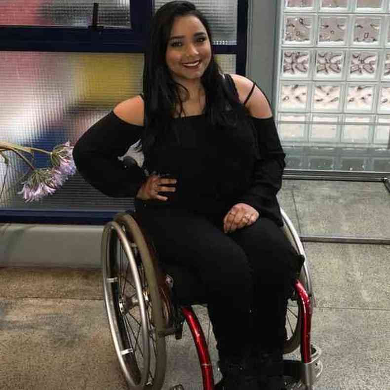 Thayane ficou paraplgica com os tiros que levou no ataque e teve que aprender a conviver com o preconceito e as dificuldades de ser cadeirante(foto: Arquivo pessoal)