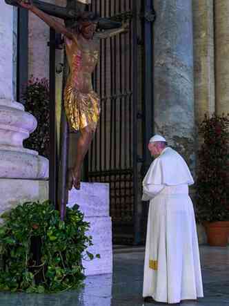 Papa Francisco reza diante do crucifixo milagroso na Praa de So Pedro, pedindo o fim da pandemia(foto: Vatican Media/AFP)