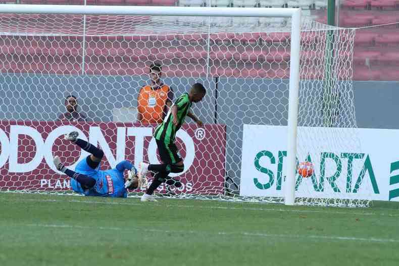 Em seu resultado mais elstico, Coelho goleou o Tupi por 5 a 0 no Independncia, confirmando o esprito ofensivo da equipe(foto: Edsio Ferreira/EM/D.A Press)