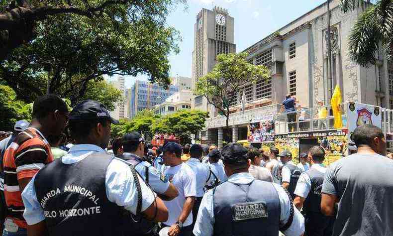 Os guardas municipais chegaram a fazer um protesto em maio deste ano cobrando o porte de armas(foto: Euler Junior/EM/D.A.Press)