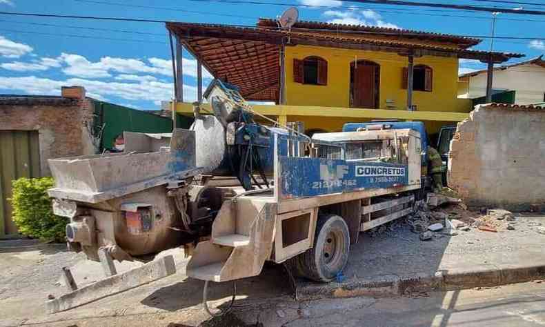 Em um dos acidentes, o caminho invadiu uma casa(foto: Divulgao/ CBMMG)