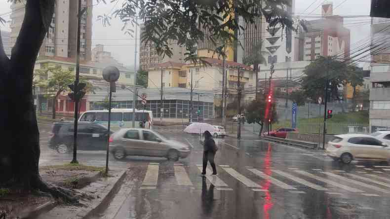 Manh com chuva na Avenida dos Andradas, em Belo Horizonte