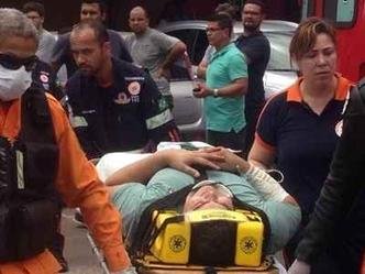 V�tima baleada durante assalto em loja de shopping (foto: Breno Fortes/CB/D.A Press)