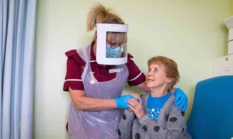 Margaret Keenan, de 90 anos, foi a primeira pessoa vacinada no Reino Unido(foto: Jonny Weeks/Pool/AFP)