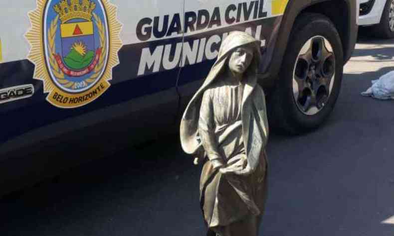 Esttua levada pelos homens foi recuperada(foto: Guarda Municipal / Divulgao)