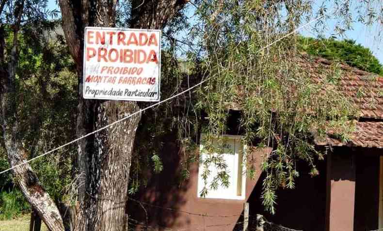 Com medo da infeco pelo coronavrus, proprietrios resolveram impedir acesso  cachoeira(foto: Gazeta de Jacutinga/Divulgao)