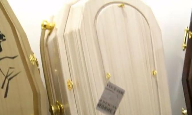 Agente funerário explica que as terminologias atualmente são semelhantes às dos tamanhos das roupas, como G e GG(foto: Reprodução/TV Alterosa) Agente funerário explica que as terminologias atualmente são semelhantes às dos tamanhos das roupas, como G e GG(foto: Reprodução/TV Alterosa)