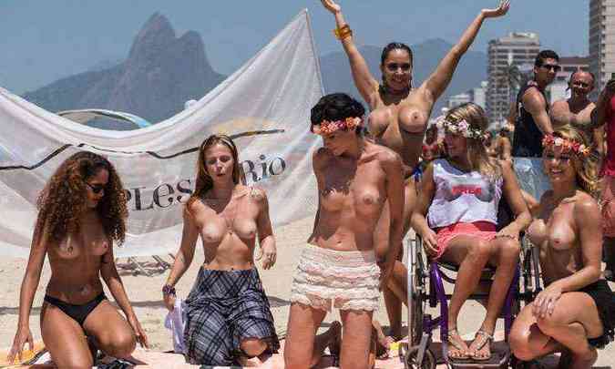Mulheres fizeram ato contra o machismo no posto 9, ponto mais famoso da Praia de Ipanema(foto: Yasuyoshi Chiba/AFP )