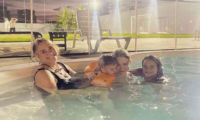 Regina Duarte e a filha Gabriela em piscina com duas crianas 