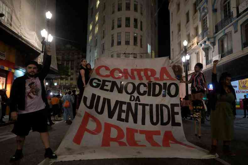 So Paulo, Brasil - Ativistas de direitos humanos protestam em frente  Secretaria de Segurana Pblica do Estado de So Paulo contra operao policial que matou 16 pessoas nas cidades de Guaruj e Santos, em 3 de agosto de 2023