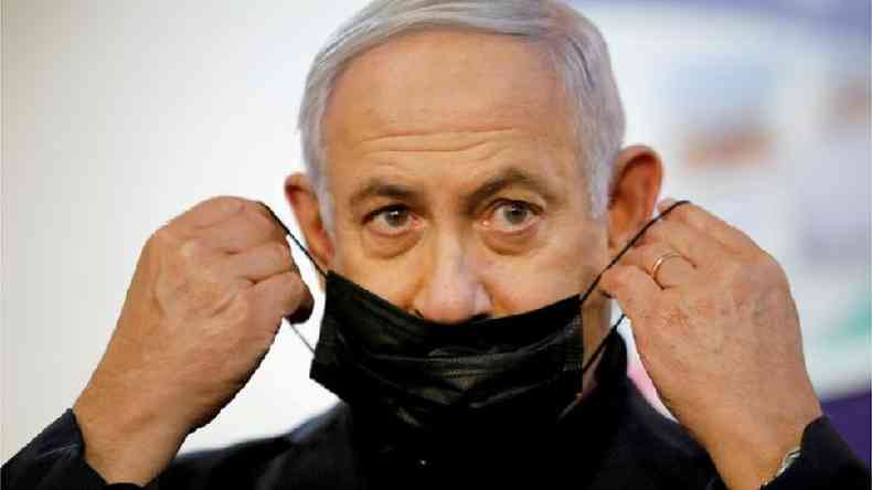 Primeiro-ministro de Israel, Binyamin Netanyahu decretou lockdown e incentiva uso de mscara, alm de fazer campanha pela vacinao(foto: Reuters)