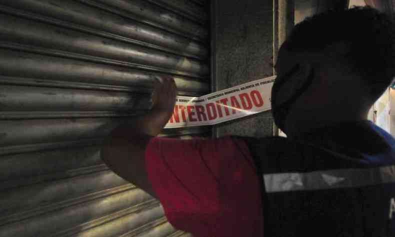 Tambm no sbado, fiscais interditaram choperia na Rua Alberto Cintra, em BH(foto: Tlio Santos/EM/D.A Press)