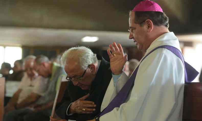 Como manda a tradio na Arquidiocese de Belo Horizonte, o arcebispo tambm ouve a confisso de um religioso(foto: FOTOS RAPHAEL CALIXTO/ARQUIDIOCESE DE BH/DIVULGAO)