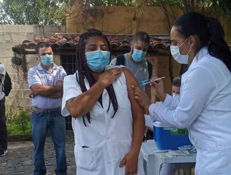 30% dos funcionrios dos Centros de Referncia de Sade Mental, os Cersams esto sendo vacinados(foto: Prefeitura Betim/Divulgao)