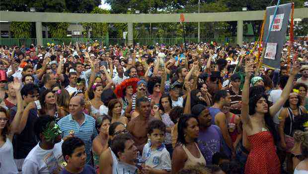 Fã-clubes chegam cedo em busca de foto com artistas - O que é notícia em  Sergipe