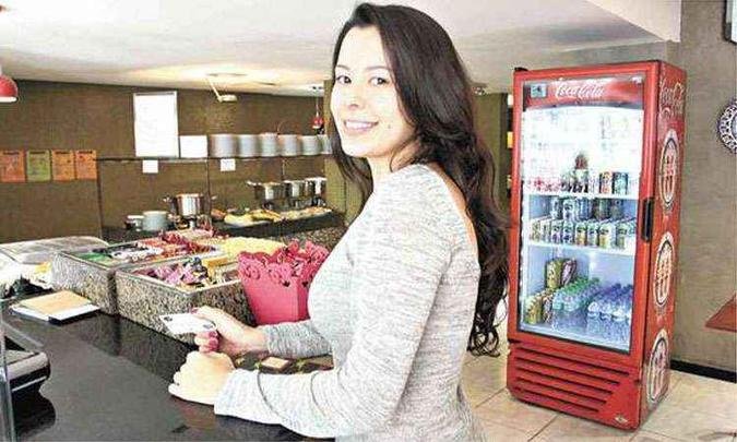 Luíza Neves foi atraída pelo preço mais baixo do quilo no restaurante self service(foto: Edésio Ferreira/EM/D.A Press) Luíza Neves foi atraída pelo preço mais baixo do quilo no restaurante self service(foto: Edésio Ferreira/EM/D.A Press)