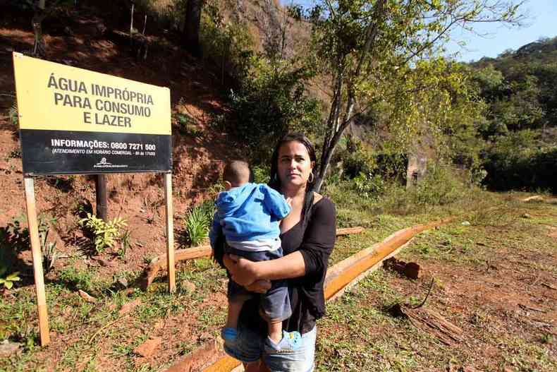 Cristina de Freitas, com o filho de 1 ano: %u201CMuita gente usa essa gua para tudo, porque aqui falta gua, esgoto, estrada...%u201D