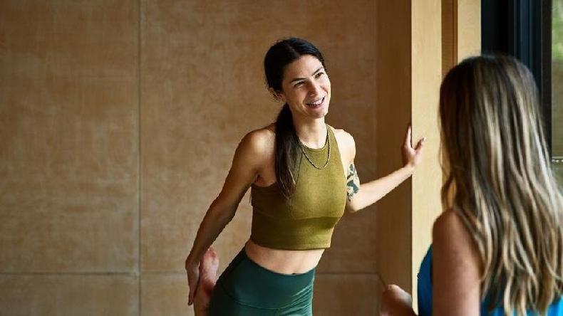 Cultivar suas habilidades de comunicação pode ajudá-lo a superar estereótipos sobre si mesmo(foto: Getty Images) Mulheres conversando