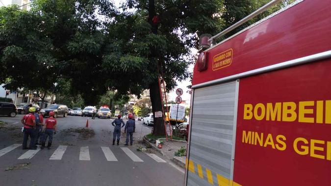 Trânsito na Avenida do Contorno ficou lento(foto: Corpo de Bombeiros/Divulgação) Trânsito na Avenida do Contorno ficou lento(foto: Corpo de Bombeiros/Divulgação)