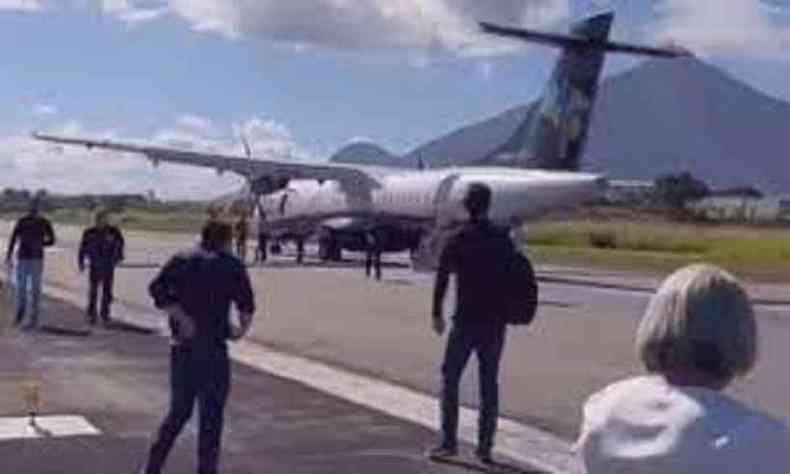 Passageiros tiveram de desembarcar na pista, saindo pela sada de emergncia