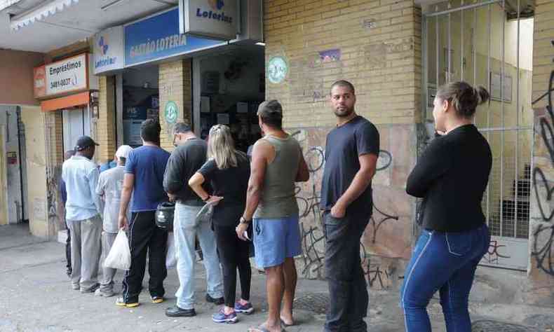 Fila tambm foi registrada em lotrica da Avenida Brasil, no Bairro Funcionrios(foto: Paulo Filgueiras/EM/D.A PRESS)