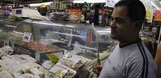 Jorge Marcelo pesquisa preo da iguaria importada, no Mercado Central(foto: Sidney Lopes/EM/D.A Press)