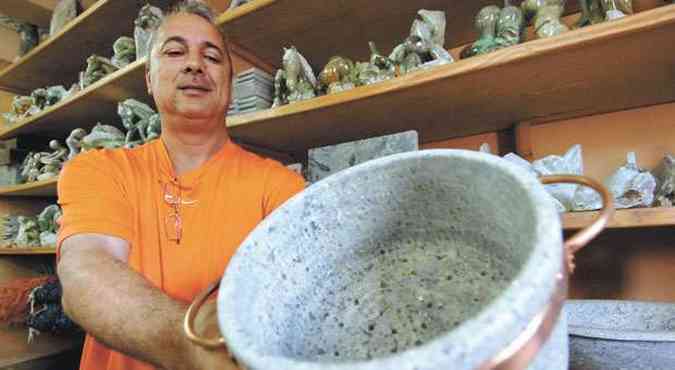 Internet deu impulso ao trabalho dos artesos de Santa Rita de Ouro Preto, como Clemente Fernandes(foto: Jackson Romanelli/EM/D.A Press - 20/4/10)