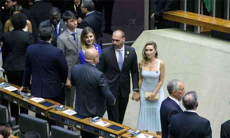 O deputado federal Eduardo Bolsonaro (PSL/SP) de mos dadas com a sua futura mulher, Helosa Wolf, no plenrio da Cmara(foto: Wikimedia Commons - 01/01/19)
