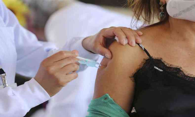 Mulher recebendo o imunizante 