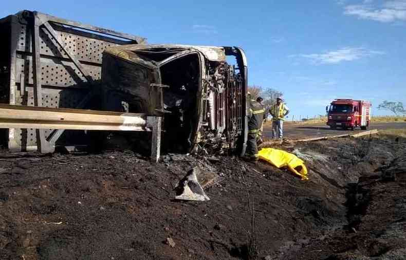 Motorista no conseguiu escapar a tempo de se salvar das chamas que destruram caminho(foto: CBMMG)